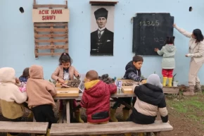Adanada okulun atıl bahçesinde açık hava ders