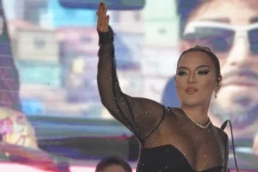 Demet Akalın tarzıyla geceye damga vurdu