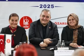 Ankara Keçiörende Başkan Özarslan, mahallelinin taleplerini dinliyor