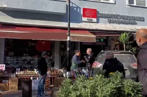 İstanbul Şilede CHP önünde kızıma küfür ettiler diye bağıran kişi gözaltına alındı