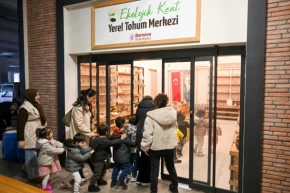 Bornovada minik eller toprağa dokundu