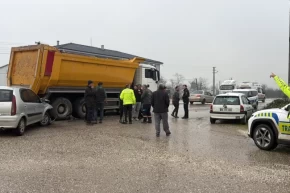 Kuzey Çevre Yolunda kamyon ile otomobil çarpıştı