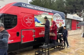 Denizlide soğuk havada vatandaşlara sıcak çorba ikramı