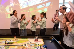 Geleceğin mühendis kızları, yaratıcılığı İzmirde teknolojiyle buluşturdu