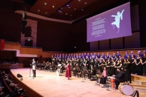 Bedia Akartürkten İzmirlilere türkü sürprizi