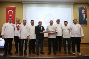 KAYÜ Aşçılık öğrencileri önlüklerini giydi