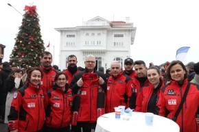 Mudanyada belediye çalışanları yeni yılı Mütareke Meydanında karşıladı