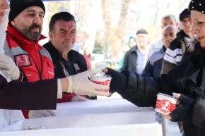 İzmit Belediyesinden kandillik helva ikramı