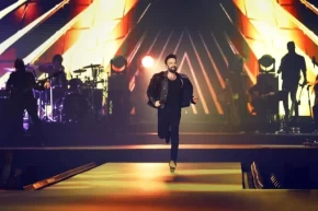 Tarkan özlemi son buldu... Megastar İstanbulda hayranlarıyla kucaklaştı