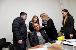 Bursa Gemlikte ihtiyaç sahiplerine ücretsiz işitme cihazı desteği