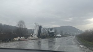 Hafriyat Kamyonu Boşaltım Sırasında Şaha Kalktı