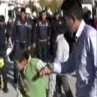 Polisle oynayan çocuğa babadan tokat