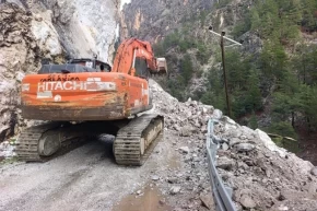 Antalya Büyükşehir ekiplerinden Alacami Yolunda heyelan çalışması