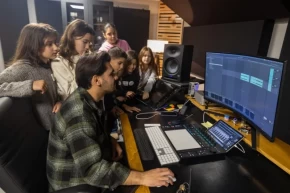 İzmirde Çocuk Meclisi üyeleri kayıtta