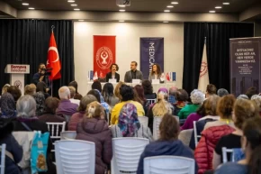 İzmir Bornovada rahim ağzı kanserine karşı farkındalık etkinliği