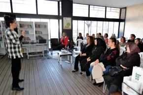 İzmir Bornovada kadınlar hem üretiyor hem bilinçleniyor