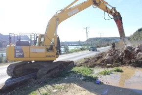 Antalya Büyükşehir Belediyesi ekiplerinden yol mesaisi