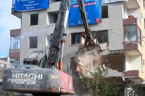 Bakırköyde 46 yıllık riskli bina yıkıldı
