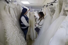 İzmirden genç çiftlere evlilik desteği... Gelinlik hayali ücretsiz gerçek oluyor