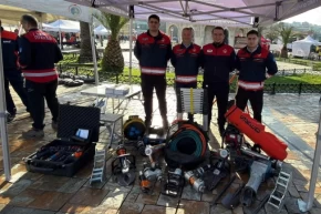 İzmirde deprem anması: Arama kurtarma ekipmanları sergilendi