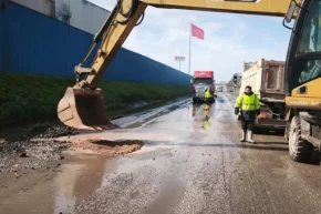 İzmirde aşırı yağış sonrası kapanan yollar bir bir açılıyor
