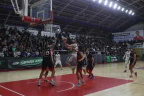 Sakarya potasında taraftar önünde net galibiyet