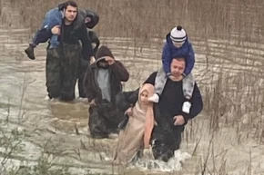 Manisada selde mahsur kalanları itfaiye kurtardı