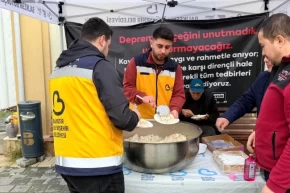 Balıkesirde depremde hayatını kaybedenler için pilav hayrı