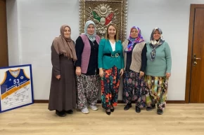 Bilecik Pazaryerili kadınlardan şalvarlı duruş