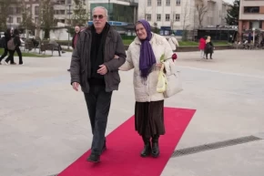 Düzcede çiftlere özel kırmızı halı sürprizi