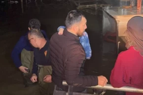 Manisada selde mahsur kalan aileyi itfaiye kurtardı