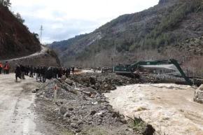 Adanadaki taşkın sonrasında yerine hasar tespit