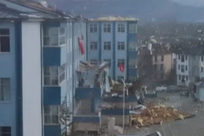 Düzcede şiddetli rüzgârda lisenin çatısı yıkıldı