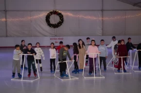 İzmirde öğrenciler buz pistinde buluştu