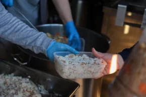 Antalyada Mobil Aşevinden sıcak yemek ikramı