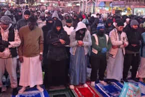 ABD Times Meydanında teravih namazı