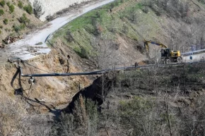 İzmir Ödemişte çöken yolda çalışmalar başladı