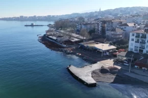 Bir dalga kırıcı set de Değirmendere sahiline