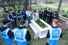 Kocaelide gençlerden şehitliğe saygı görevi