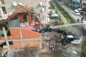 İzmit Kozlukta tehlike oluşturan metruk binaya yıkım