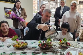 Kocaeli Gölcükte çiçekler engelleri aştı