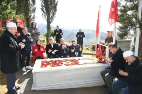 Trabzonda Başkan Gençten Şehit Pilot Gençcelepin kabrine ziyaret