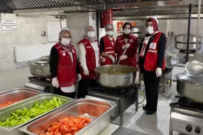 Erzurumda üniversite öğrencilerine anne eli iftar