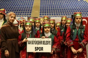 Van Büyükşehir halk oyunlarında şampiyon