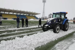Ağrıda müdür traktörle sahaya indi