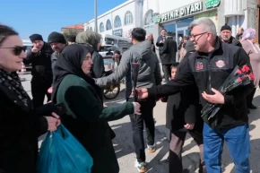 Nevşehir Belediyesi kadınlara binlerce çiçek dağıttı