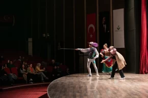 Don Kişot İzmirli minik izleyicileri büyüledi