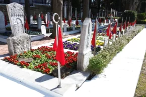 Kocaeli Büyükşehirden 18 Mart öncesi şehitliklerde titiz çalışma