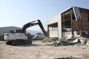 Bursa Nilüferde 4 kaçak bina yıkıldı