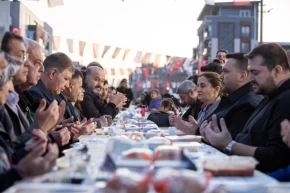 İzmir Çamdibinde binlerce kişilik iftar sofrası 